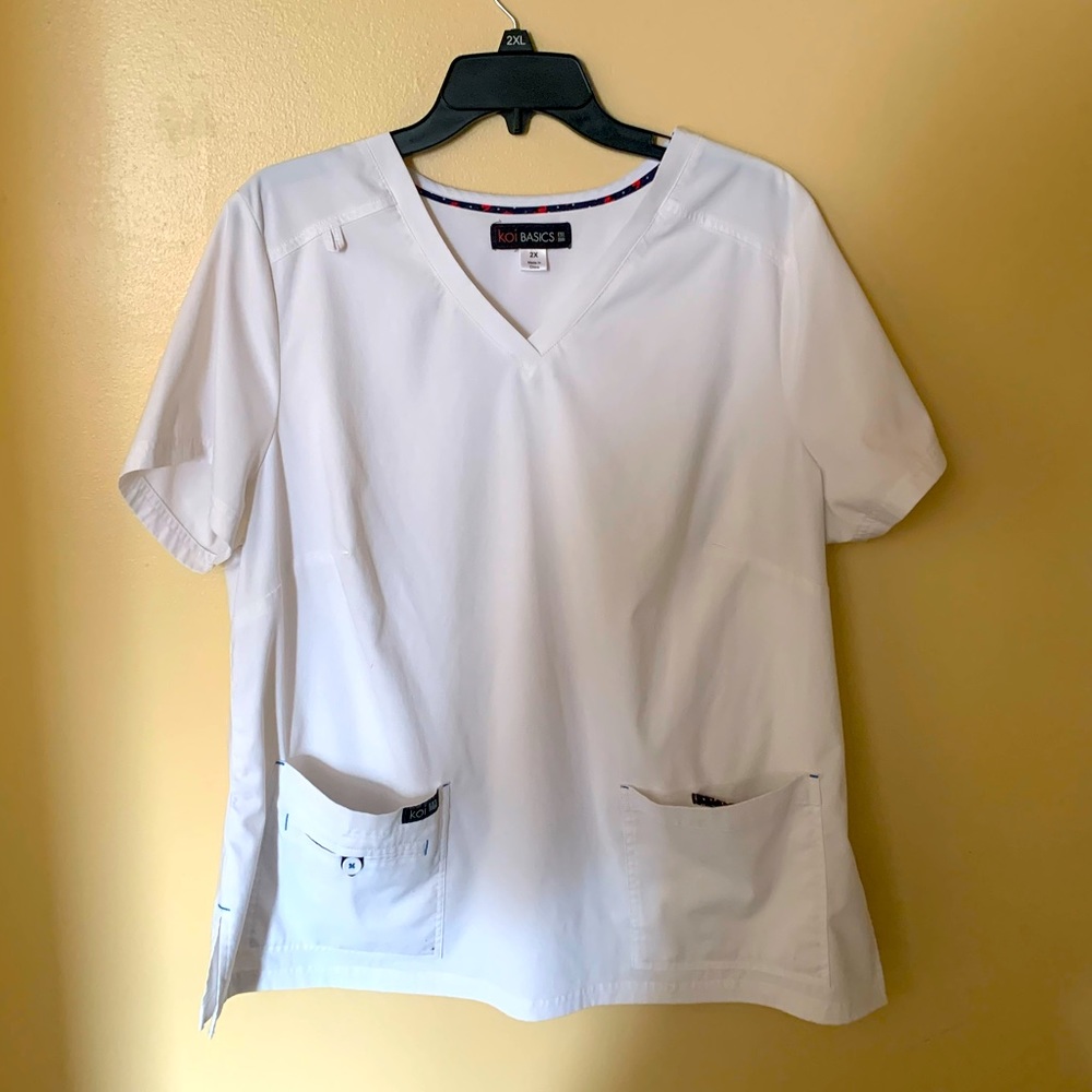 Scrub top women’s white size 2xl